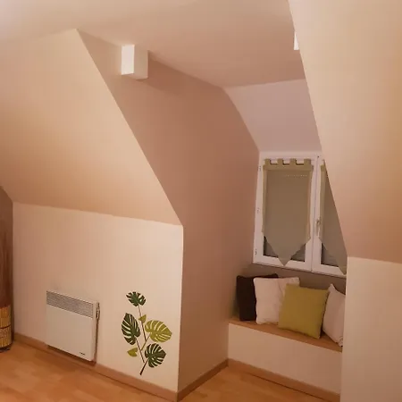 A L'étage D'une Maison Avec Entrée Commune Comprenant Avec Un Grand Lit , D'enfant Et Un Clic-clac Dans La Piece De Vie