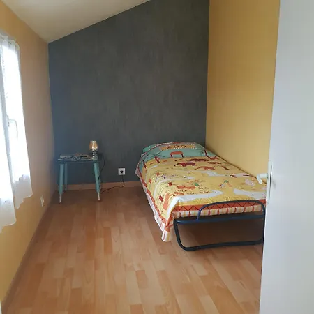 A L'etage D'une Maison Avec Entree Commune Comprenant Avec Un Grand Lit , D'enfant Et Un Clic-clac Dans La Piece De Vie Apartmán