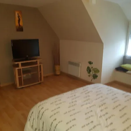 Avec Avec Un Grand Lit , D'enfant Et Un Clic-clac Dans La Piece De Vie Lejlighed *