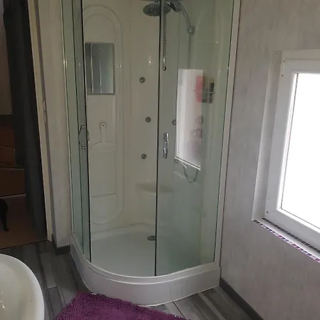 Appartamento A L'étage D'une Maison Avec Entrée Commune Comprenant Avec Un Grand Lit , D'enfant Et Un Clic-clac Dans La Piece De Vie Bazouges-sur-le-Loir