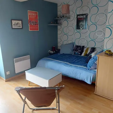 A L'étage D'une Maison Avec Entrée Commune Comprenant Avec Un Grand Lit , D'enfant Et Un Clic-clac Dans La Piece De Vie *