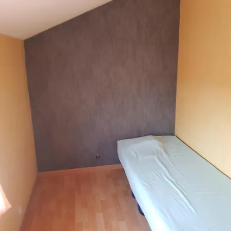 Avec Avec Un Grand Lit , D'enfant Et Un Clic-clac Dans La Piece De Vie