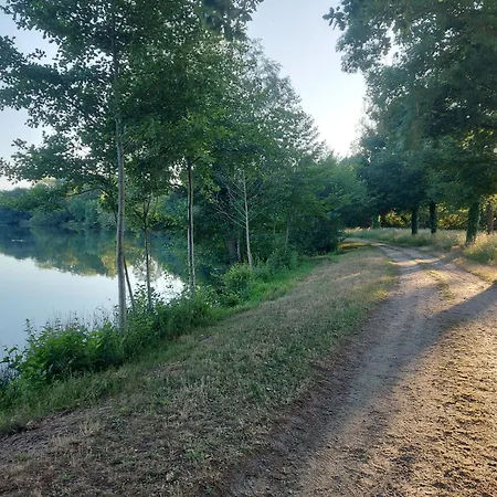 A L'étage D'une Maison Avec Entrée Commune Comprenant Avec Un Grand Lit , D'enfant Et Un Clic-clac Dans La Piece De Vie * Bazouges-sur-le-Loir