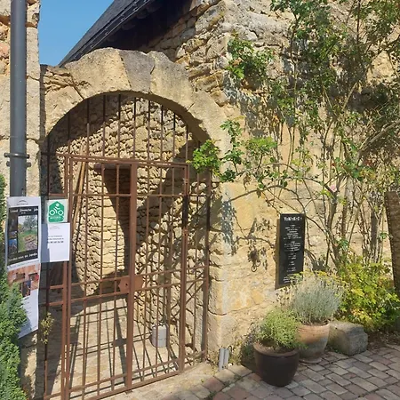 A L'étage D'une Maison Avec Entrée Commune Comprenant Avec Un Grand Lit , D'enfant Et Un Clic-clac Dans La Piece De Vie