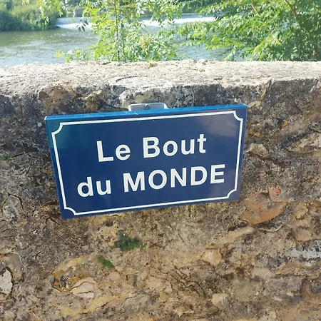 A L'etage D'une Maison Avec Entree Commune Comprenant Avec Un Grand Lit , D'enfant Et Un Clic-clac Dans La Piece De Vie *