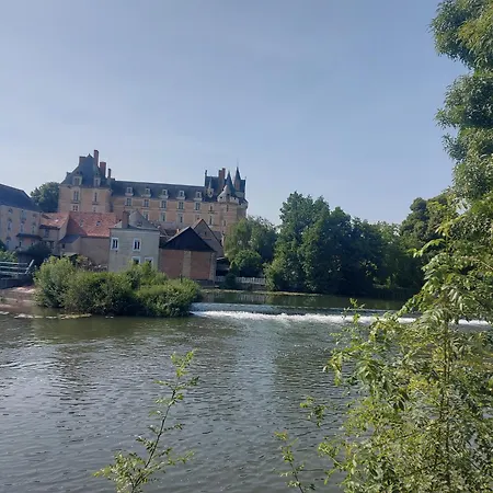 A L'étage D'une Maison Avec Entrée Commune Comprenant Avec Un Grand Lit , D'enfant Et Un Clic-clac Dans La Piece De Vie Bazouges-sur-le-Loir