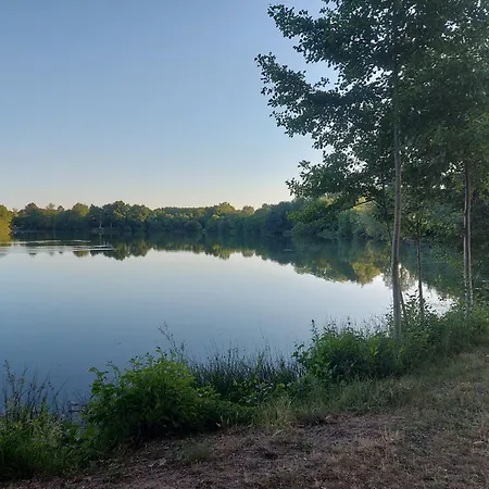 A L'etage D'une Maison Avec Entree Commune Comprenant Avec Un Grand Lit , D'enfant Et Un Clic-clac Dans La Piece De Vie Apartmán Bazouges-sur-le-Loir