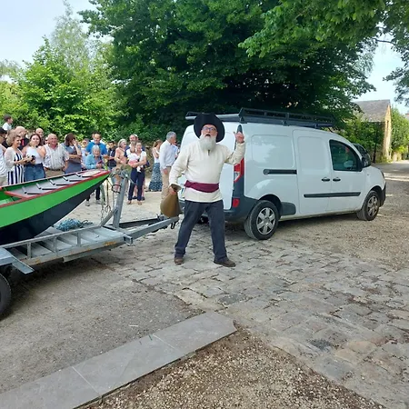 Appartamento A L'étage D'une Maison Avec Entrée Commune Comprenant Avec Un Grand Lit , D'enfant Et Un Clic-clac Dans La Piece De Vie Bazouges-sur-le-Loir