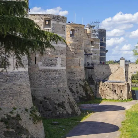 A L'etage D'une Maison Avec Entree Commune Comprenant Avec Un Grand Lit , D'enfant Et Un Clic-clac Dans La Piece De Vie Bazouges-sur-le-Loir