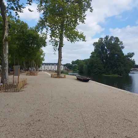 Appartamento A L'étage D'une Maison Avec Entrée Commune Comprenant Avec Un Grand Lit , D'enfant Et Un Clic-clac Dans La Piece De Vie Bazouges-sur-le-Loir