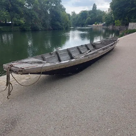A L'etage D'une Maison Avec Entree Commune Comprenant Avec Un Grand Lit , D'enfant Et Un Clic-clac Dans La Piece De Vie Apartmán