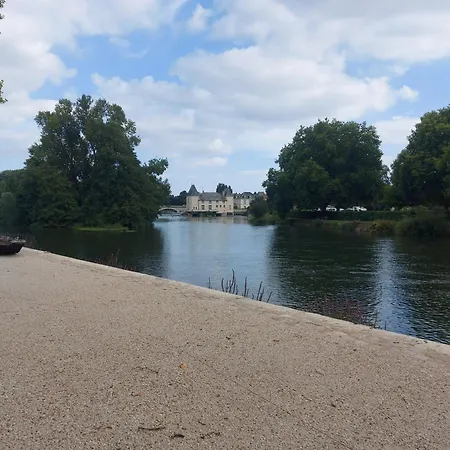 A L'etage D'une Maison Avec Entree Commune Comprenant Avec Un Grand Lit , D'enfant Et Un Clic-clac Dans La Piece De Vie *
