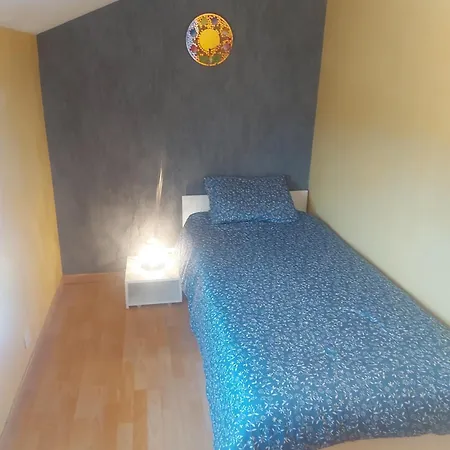 A L'étage D'une Maison Avec Entrée Commune Comprenant Avec Un Grand Lit , D'enfant Et Un Clic-clac Dans La Piece De Vie *
