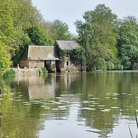 A L'étage D'une Maison Avec Entrée Commune Comprenant Avec Un Grand Lit , D'enfant Et Un Clic-clac Dans La Piece De Vie * Bazouges-sur-le-Loir