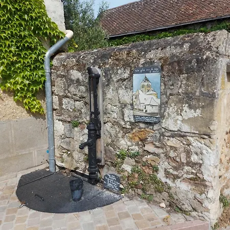 Appartamento A L'étage D'une Maison Avec Entrée Commune Comprenant Avec Un Grand Lit , D'enfant Et Un Clic-clac Dans La Piece De Vie Bazouges-sur-le-Loir