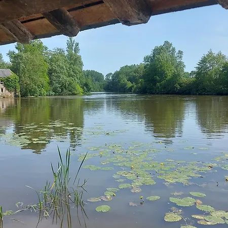 A L'étage D'une Maison Avec Entrée Commune Comprenant Avec Un Grand Lit , D'enfant Et Un Clic-clac Dans La Piece De Vie