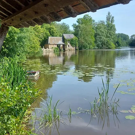 A L'étage D'une Maison Avec Entrée Commune Comprenant Avec Un Grand Lit , D'enfant Et Un Clic-clac Dans La Piece De Vie