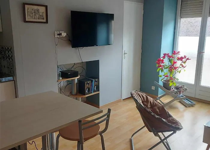 A L'etage D'une Maison Avec Entree Commune Comprenant Avec Un Grand Lit , D'enfant Et Un Clic-clac Dans La Piece De Vie Appartement