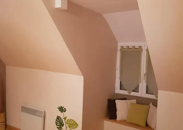 A L'etage D'une Maison Avec Entree Commune Comprenant Avec Un Grand Lit , D'enfant Et Un Clic-clac Dans La Piece De Vie