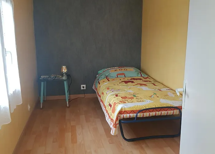 A L'etage D'une Maison Avec Entree Commune Comprenant Avec Un Grand Lit , D'enfant Et Un Clic-clac Dans La Piece De Vie Appartement