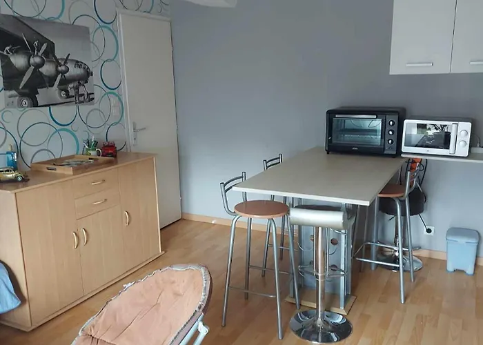 A L'etage D'une Maison Avec Entree Commune Comprenant Avec Un Grand Lit , D'enfant Et Un Clic-clac Dans La Piece De Vie Appartement Bazouges-sur-le-Loir