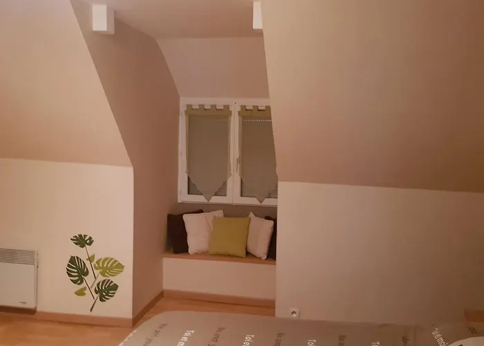 A L'etage D'une Maison Avec Entree Commune Comprenant Avec Un Grand Lit , D'enfant Et Un Clic-clac Dans La Piece De Vie Bazouges-sur-le-Loir