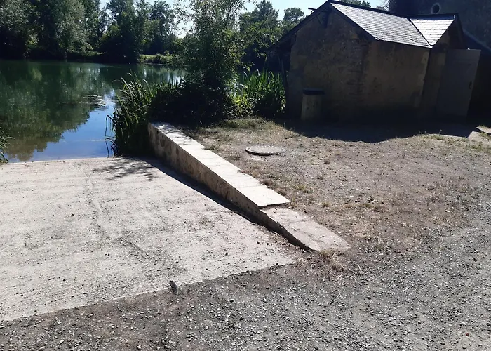 A L'etage D'une Maison Avec Entree Commune Comprenant Avec Un Grand Lit , D'enfant Et Un Clic-clac Dans La Piece De Vie Appartement Bazouges-sur-le-Loir