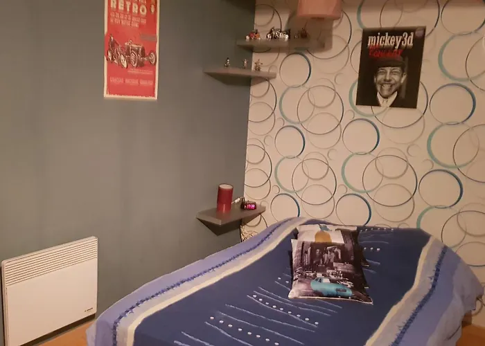 A L'etage D'une Maison Avec Entree Commune Comprenant Avec Un Grand Lit , D'enfant Et Un Clic-clac Dans La Piece De Vie Appartement *