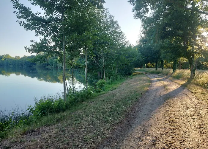 A L'etage D'une Maison Avec Entree Commune Comprenant Avec Un Grand Lit , D'enfant Et Un Clic-clac Dans La Piece De Vie * Bazouges-sur-le-Loir
