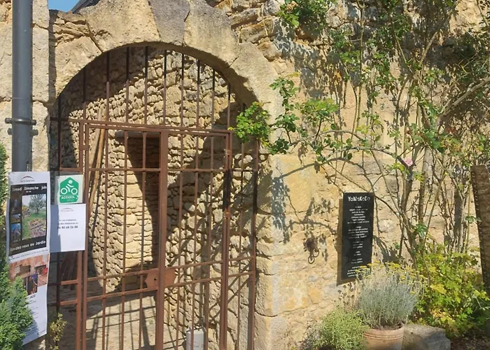 A L'etage D'une Maison Avec Entree Commune Comprenant Avec Un Grand Lit , D'enfant Et Un Clic-clac Dans La Piece De Vie