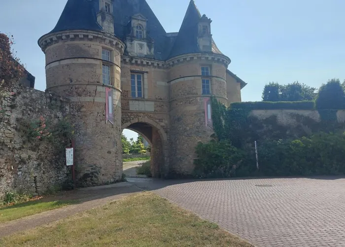 A L'etage D'une Maison Avec Entree Commune Comprenant Avec Un Grand Lit , D'enfant Et Un Clic-clac Dans La Piece De Vie Appartement