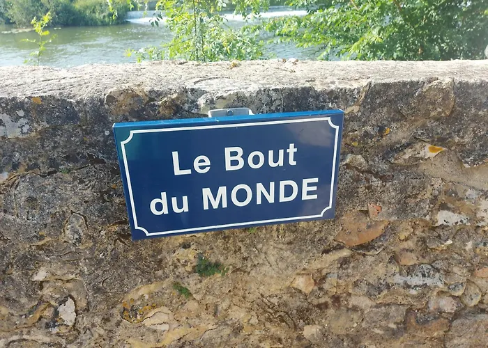 A L'etage D'une Maison Avec Entree Commune Comprenant Avec Un Grand Lit , D'enfant Et Un Clic-clac Dans La Piece De Vie *