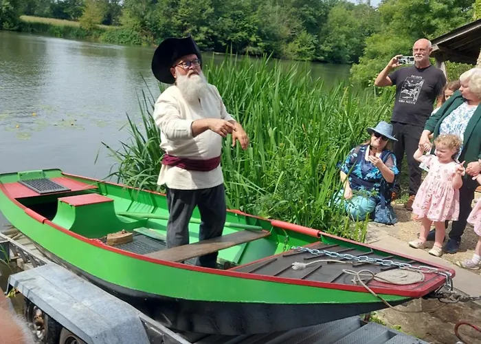 A L'etage D'une Maison Avec Entree Commune Comprenant Avec Un Grand Lit , D'enfant Et Un Clic-clac Dans La Piece De Vie Appartement