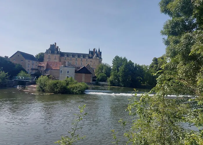A L'etage D'une Maison Avec Entree Commune Comprenant Avec Un Grand Lit , D'enfant Et Un Clic-clac Dans La Piece De Vie Bazouges-sur-le-Loir