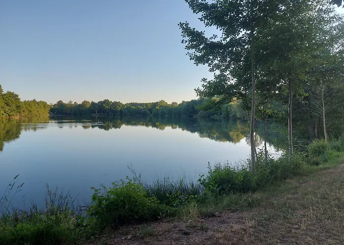 A L'etage D'une Maison Avec Entree Commune Comprenant Avec Un Grand Lit , D'enfant Et Un Clic-clac Dans La Piece De Vie Appartement Bazouges-sur-le-Loir