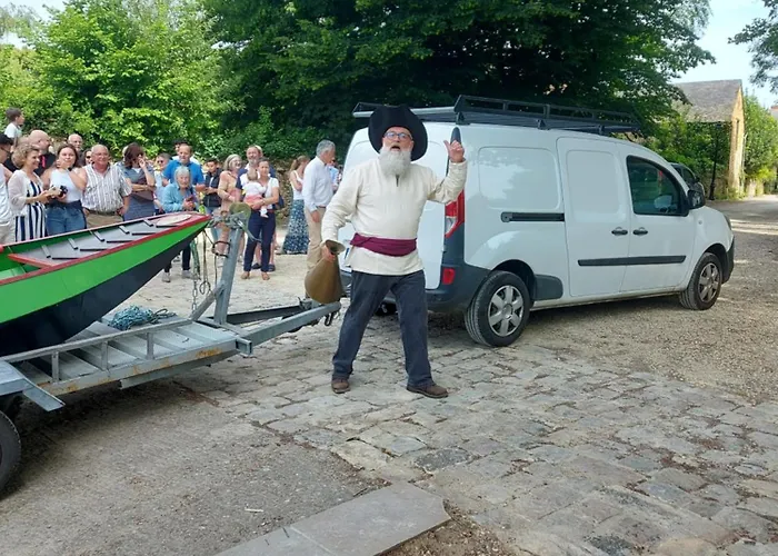 Appartement A L'etage D'une Maison Avec Entree Commune Comprenant Avec Un Grand Lit , D'enfant Et Un Clic-clac Dans La Piece De Vie Bazouges-sur-le-Loir