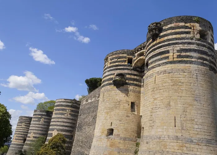 A L'etage D'une Maison Avec Entree Commune Comprenant Avec Un Grand Lit , D'enfant Et Un Clic-clac Dans La Piece De Vie Appartement *