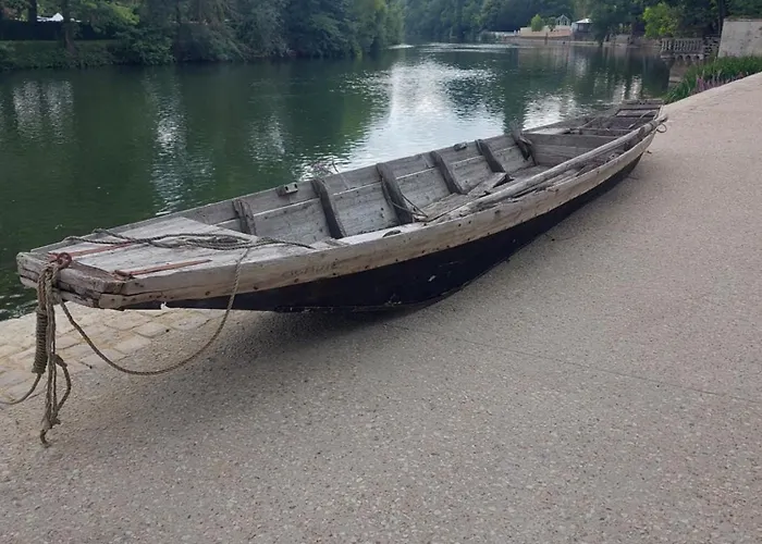 A L'etage D'une Maison Avec Entree Commune Comprenant Avec Un Grand Lit , D'enfant Et Un Clic-clac Dans La Piece De Vie Appartement