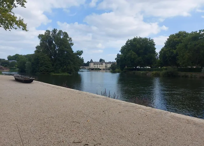 A L'etage D'une Maison Avec Entree Commune Comprenant Avec Un Grand Lit , D'enfant Et Un Clic-clac Dans La Piece De Vie *