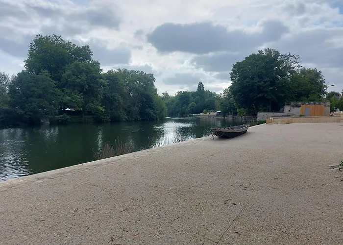 A L'etage D'une Maison Avec Entree Commune Comprenant Avec Un Grand Lit , D'enfant Et Un Clic-clac Dans La Piece De Vie Appartement